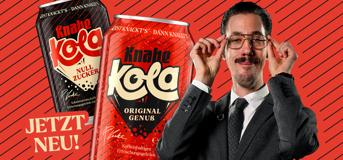 Zwei Dosen Knabe Kola, eine mit 'Null Zucker' und eine 'Original Genuss', daneben Text 'Jetzt neu!' auf rotem Hintergrund mit diagonalem Muster.