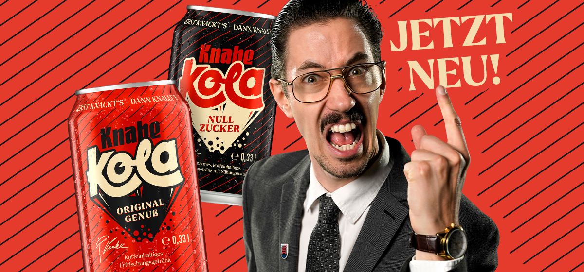 Zwei Dosen Knabe Kola, eine Original und eine Null Zucker, vor rotem Hintergrund mit diagonalem Muster, daneben Text 'JETZT NEU!' Im Zentrum der Streamer HandofBlood, der auf den Text 'JETZT NEU!' zeigt.