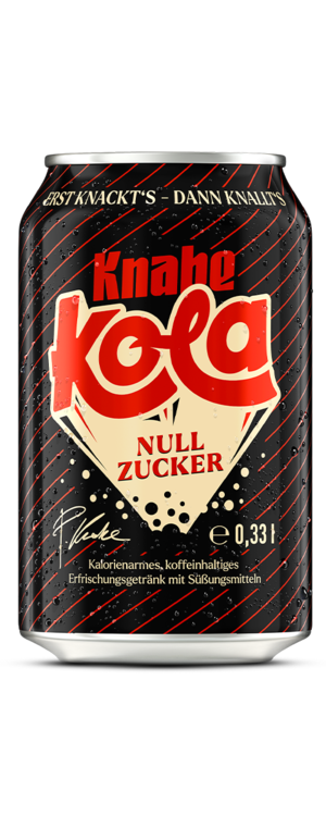schwarze 0,33 Liter Dose Knabe Kola Null Zucker mit roten diagonalen Streifen und Logo im Zentrum.